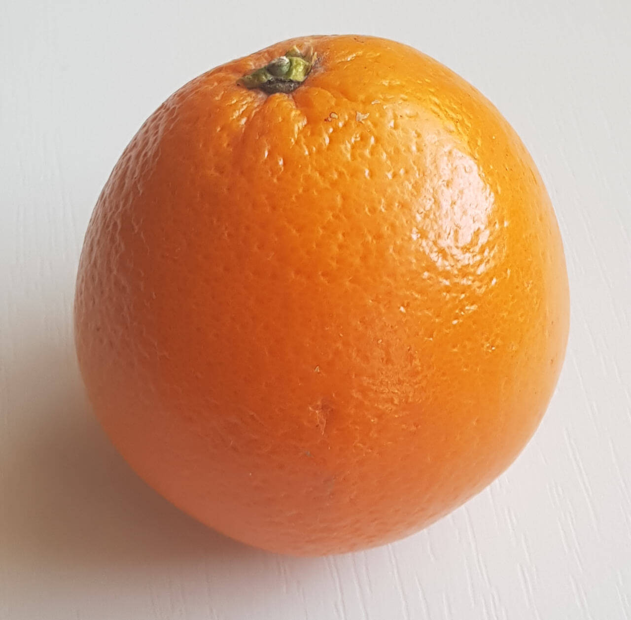 Der Unterschied zwischen Apfelsinen und Orangen ist einfach: Es gibt keinen. Hier sieht man eine Apfelsine aber auch eine Orange.