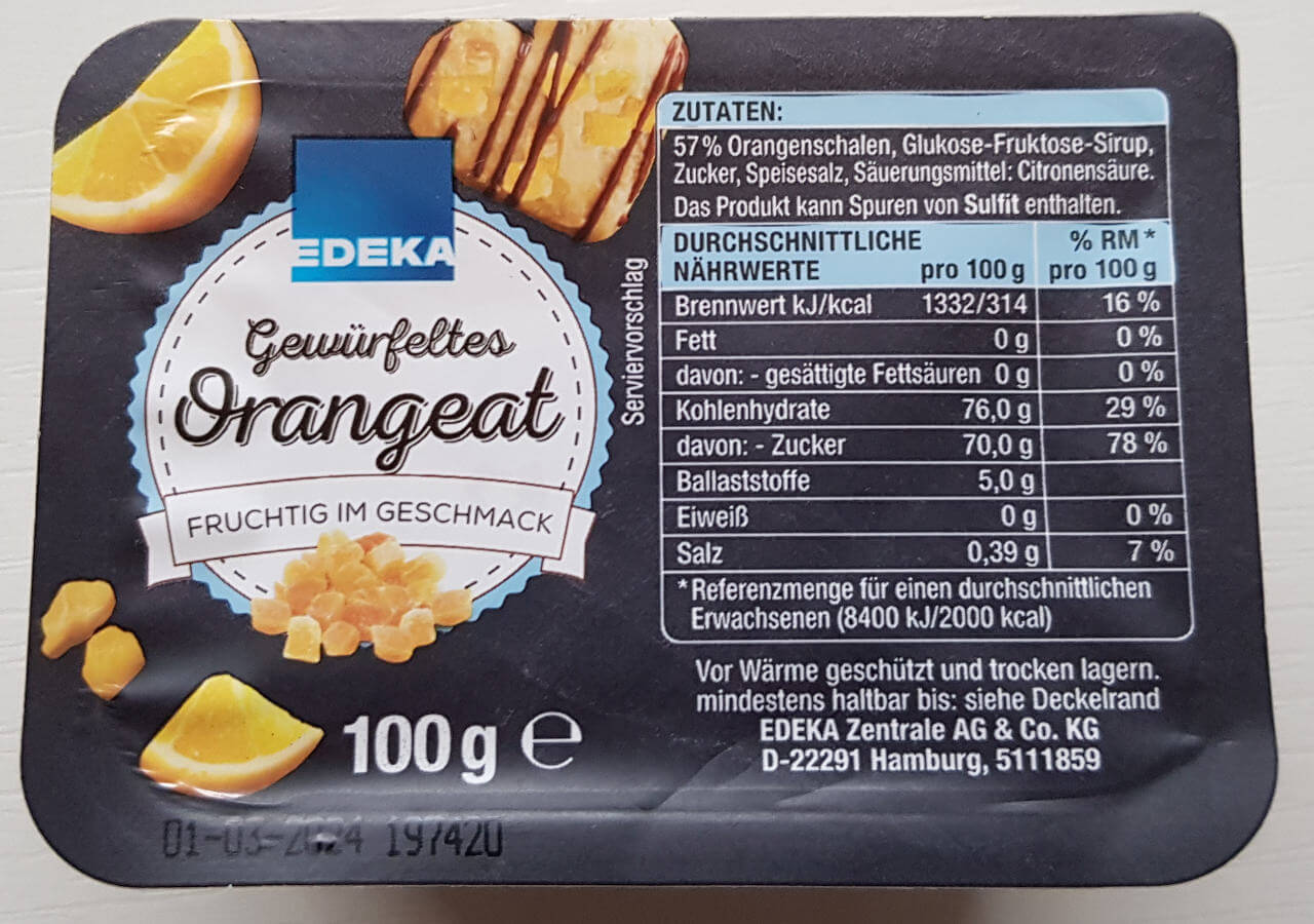 Die Zutaten von Orangeat halten sich in Grenzen, wie hier dieses gekaufte Orangeat zeigen: Orangensale, Glukose-Fruktose-Sirup, Zucker, Speisesalz und als Säurungsmittel Citronensäure.